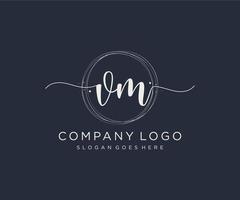 logotipo femenino vm inicial. utilizable para logotipos de naturaleza, salón, spa, cosmética y belleza. elemento de plantilla de diseño de logotipo de vector plano.