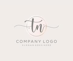 logotipo femenino inicial tn. utilizable para logotipos de naturaleza, salón, spa, cosmética y belleza. elemento de plantilla de diseño de logotipo de vector plano.