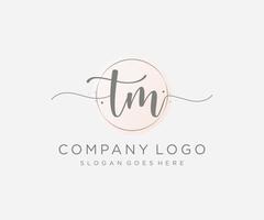 logotipo femenino inicial tm. utilizable para logotipos de naturaleza, salón, spa, cosmética y belleza. elemento de plantilla de diseño de logotipo de vector plano.