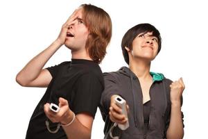 pareja de raza mixta jugando a los mandos de videojuegos en blanco foto
