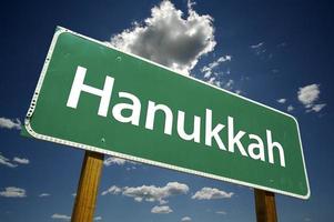 señal de tráfico de hanukkah con nubes dramáticas foto