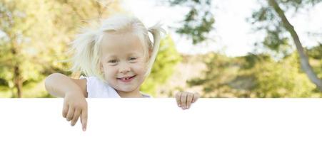 linda niña sosteniendo una pizarra blanca con espacio para texto foto