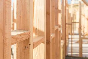 resumen de estructura de casa de madera en el sitio de construcción foto