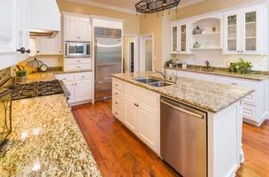 hermoso interior de cocina personalizado con pisos de madera dura foto