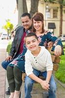 retrato de familia joven de raza mixta en el parque foto