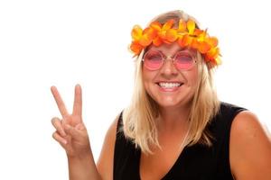 hermosa chica hippie con signos de paz foto