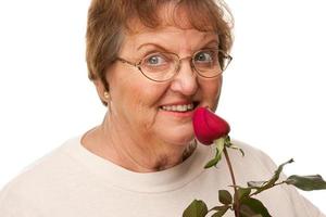 atractiva mujer mayor con rosa roja foto