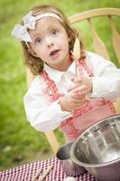 adorable niña jugando al chef cocinando foto