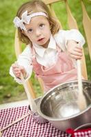 adorable niña jugando al chef cocinando foto