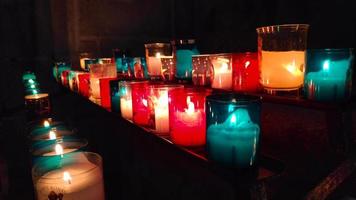 rijen van lit kaarsen in een kerk video