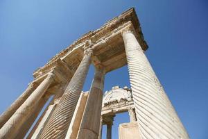 puerta monumental, tetrapylon en aphrodisias ciudad antigua en aydin, turkiye foto