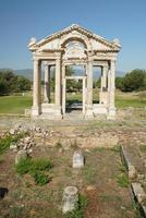 puerta monumental, tetrapylon en aphrodisias ciudad antigua en aydin, turkiye foto