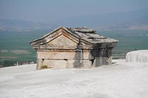 tumba en la ciudad antigua de hierápolis, pamukkale, denizli, turkiye foto