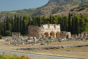 puerta frontinus en la ciudad antigua de hierápolis en pamukkale, denizli, turkiye foto