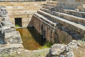 agua de manantial en la ciudad antigua de hierápolis en pamukkale, denizli, turkiye foto