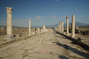calle columnada en laodicea en la antigua ciudad de lycus en denizli, turkiye foto