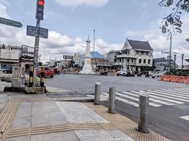 vista del monumento de yogyakarta desde una esquina de la calle con un fondo de cielo azul foto