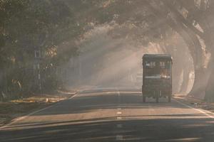 conduciendo por la carretera de niebla foto