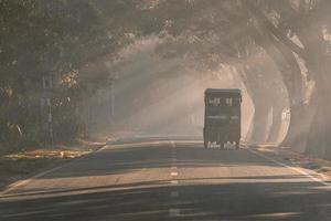 conduciendo por la carretera de niebla foto