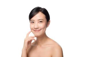 retrato de una hermosa joven asiática limpia el concepto de piel desnuda fresca con un camino de recorte. chica asiática belleza cara cuidado de la piel y salud bienestar, tratamiento facial, piel perfecta. foto
