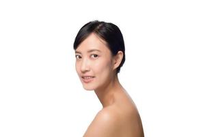 retrato de una hermosa joven asiática limpia el concepto de piel desnuda fresca con un camino de recorte. chica asiática belleza cara cuidado de la piel y salud bienestar, tratamiento facial, piel perfecta. foto
