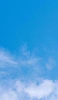 cielo azul con fondo de nubes altostratus, hermoso cielo natural con nubes cirrus, concepto de banner vertical estacional en primavera y verano soleados por la mañana foto