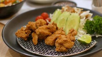 vista para a comida japonesa de karaage de frango enquanto usa o pauzinho para pegar video