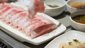 Video 4k del hotpot shabu shabu al estilo chino con vegetales en po