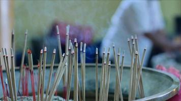 selektiv fokus 4k video på de rök pinne för andlig kulturell i kinesisk