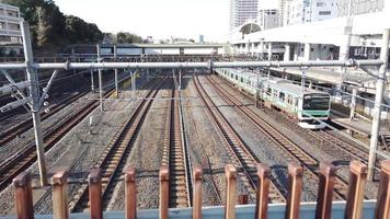 vista del paisaje en cámara lenta desde arriba a la vía del tren jr de Japón en invierno durante el día con trenes que circulan por el ferrocarril. shinkansen-tren de súper alta velocidad video