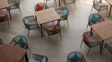 vista de arriba hacia abajo a muchas mesas con sillas en la acogedora zona del restaurante comedor video