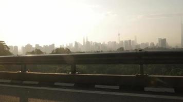 landschap visie van Kuala lumpur stad centrum downtown wijk Oppervlakte met veel wolkenkrabber gebouw hoogbouw modern stijl torens met mooi vanille zonsondergang zonsopkomst video