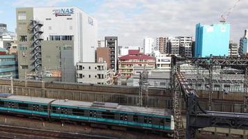 vue du paysage d'en haut vue sur la voie ferrée jr du japon en hiver pendant la journée avec des trains circulant sur le chemin de fer avec un arrière-plan de la ville de tokyo. shinkansen - train à très grande vitesse video