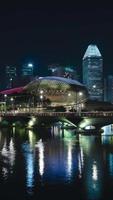 vista de lapso de tiempo vertical del área de la bahía del puerto deportivo de singapur con edificios de rascacielos de gran altura y tráfico en la calle, famoso punto de referencia de singapur en la noche video
