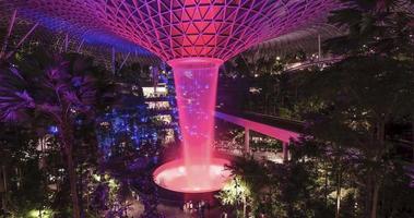 timelapse vista de la cascada interior en la joya changi mientras una cascada de vórtice con luz iluminada, selva tropical interior en joya video