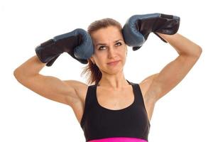 retrato de una encantadora deportista que se llevó las manos a la cabeza con guantes de boxeo foto