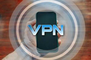 mano sosteniendo un teléfono inteligente con icono vpn foto