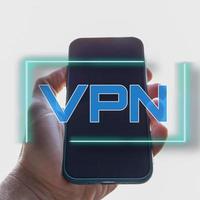 mano sosteniendo un teléfono inteligente con icono vpn foto