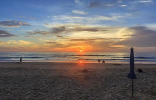 puesta de sol en la playa de kamala foto