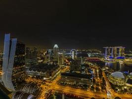 imagen panorámica aérea del horizonte y los jardines de singapur junto a la bahía durante la preparación para la carrera de fórmula 1 en la noche de otoño foto