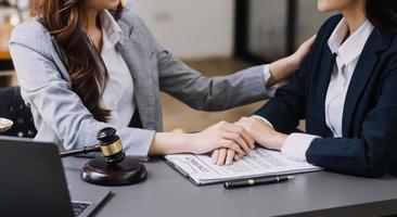 abogado masculino que trabaja con papeles de contrato y mazo de madera en tabel en la sala del tribunal. justicia y derecho, abogado, juez de la corte, concepto. foto