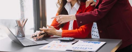 hombre de negocios y equipo analizando la tarea financiera de los estados financieros. con teléfono inteligente y computadora portátil y tableta. concepto de gestión de riqueza foto