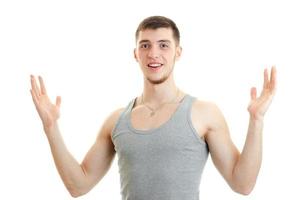 joven feliz mostrando algo grande con las manos y sonriendo a la cámara foto