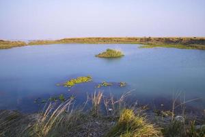 agua azul cristalina vista del paisaje del lago cerca del río padma en bangladesh foto