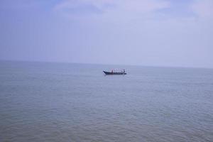 vista panorámica de un barco de pesca en el río padma en bangladesh foto