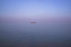 vista panorámica de un barco de pesca en el río padma en bangladesh foto