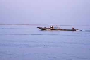 vista panorámica de un barco de pesca en el río padma en bangladesh