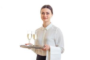 hermosa camarera feliz sosteniendo una bandeja con copas de vino y sonriendo foto