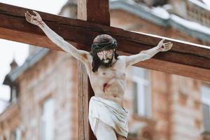 santo jesucristo hijo de dios crucificado en la cruz. foto