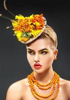 foto de estilo de verano fresco de chica de moda con accesorios de serba